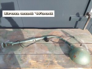 Oude industriele groene klemlamp / bureauspot