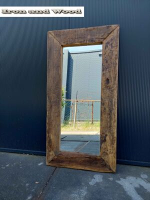 Stoere spiegel van oud eiken wagondelen / wagonplanken 116 x 60 lijst 13 cm
