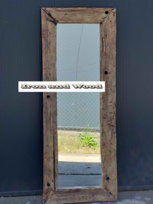 Grote robuuste spiegel oude eiken wagonplanken / wagondelen , afm. 146 x 55 lijst 10,5 cm