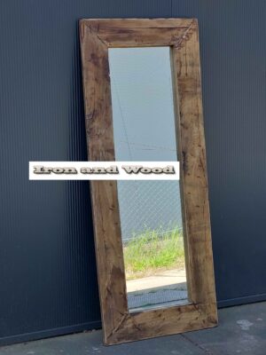 Robuuste spiegel van oude eiken wagonplanken/ wagondelen afm 148 x 59 lijst 13 cm