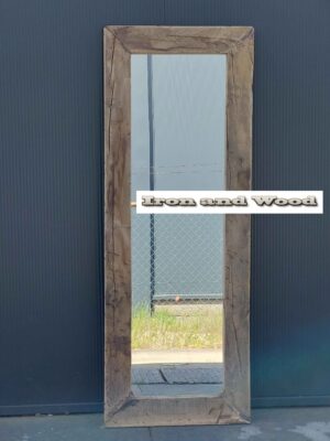 Robuuste spiegel van stoere oude eiken wagonplanken afm 142 x 53 lijst 9,5 cm