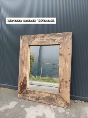 Stoere spiegel van oude eiken wagonplanken / wagondelen afm 61 x 49 lijst 9 cm