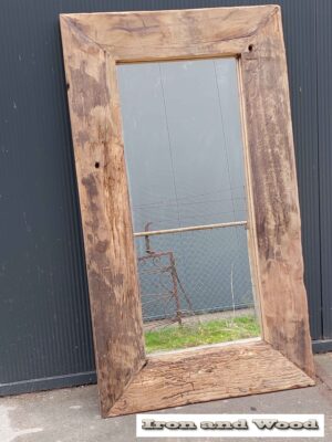 Stoere spiegel van oude eiken wagonplanken/ wagondelen afm.109 x 62 lijst 13,5 cm