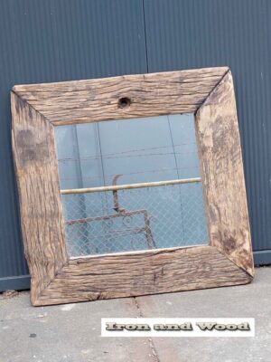 Robuuste stoere spiegel van oude eiken wagonplanken / wagondelen afm.  53 x 52 lijst 10 cm