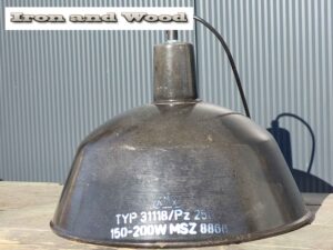 Oude emaille zwarte stoere hanglamp met opdruk