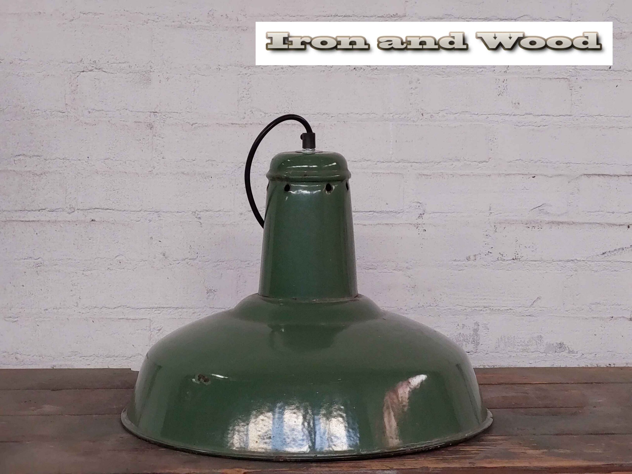 Groene grote oude vintage emaille lamp