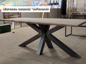 Industriele eettafel met matrixpoot en oud eiken boomstam blad